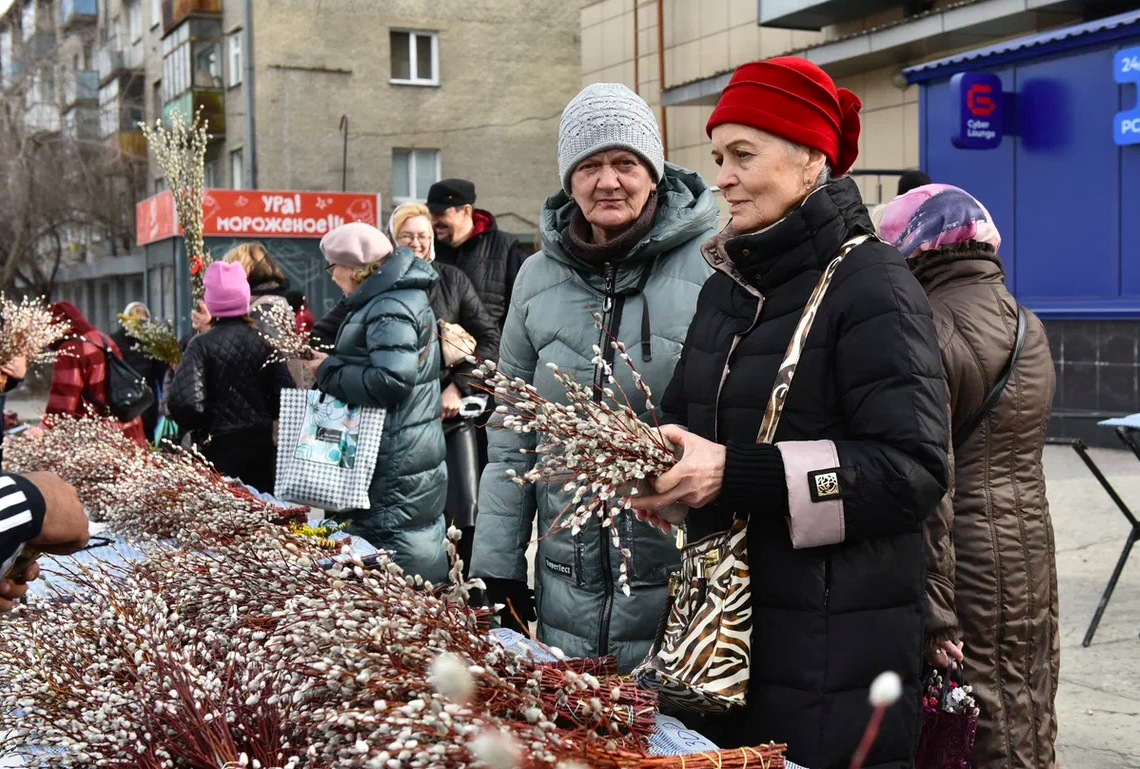Фото Вербное воскресенье в Новосибирске: сотни горожан собрались на службу в Вознесенском соборе 14